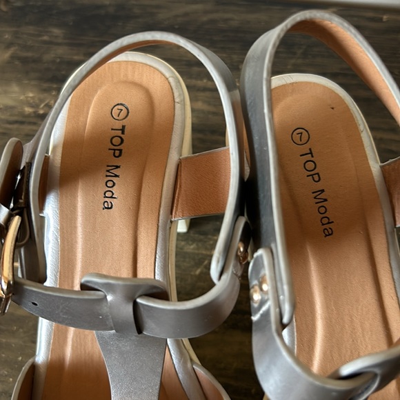 T STRAP PLATFORM SANDALS Size 7 - Picture 15 of 15